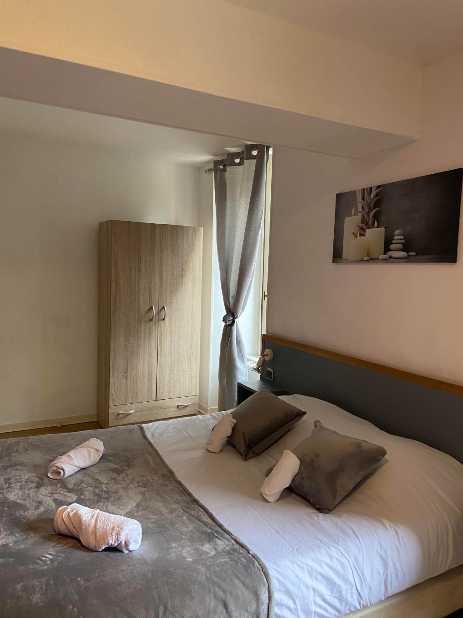 Hotel Du Cerf La Guerche-sur-l'Aubois Szoba fotó